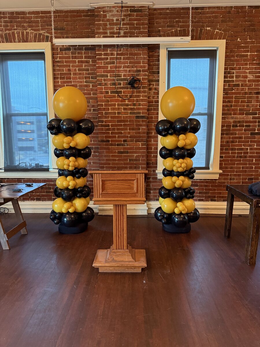 Black and gold organic balloon columns